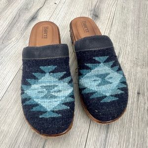 Born bandy clogs. Size 10. Southwestern blanket clogs